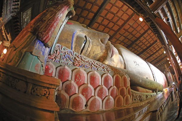 The Giant Buddha Temple in Zhangye city, about 600 kilometers west of Gansu's provincial capital Lanzhou, is named after a statue worshipped inside. As many as eight people can stand on the ear of the 34.5-meter-long reclining Buddha. [Photo by Chen Xi/For China Daily]