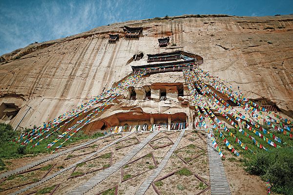 The Matisi Grottoes cover about 100 square meters in Sunan, a Yugur ethnic autonomous county 600 kilometers from Lanzhou. Mati means horse hoof and si means temple. The 21 caves are arranged in seven stories. [Photo by Chen Xi/For China Daily]